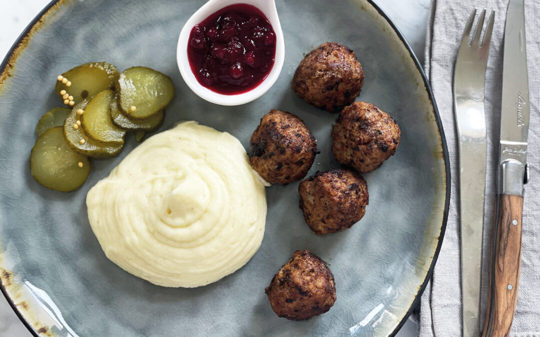 Köttbullar med potatismos och Svenska lingon