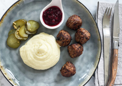 Köttbullar med potatismos och Svenska lingon